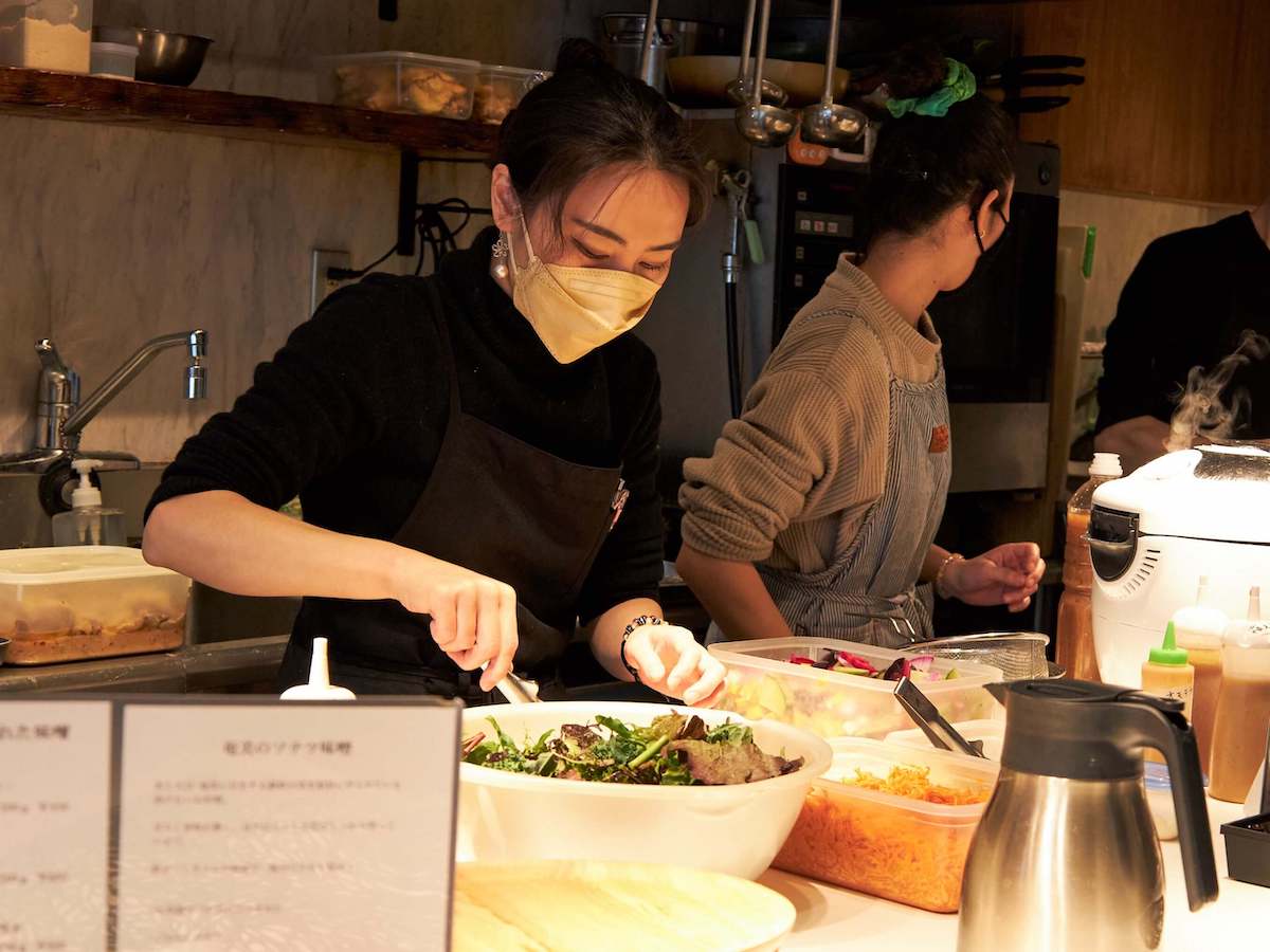 巨大なボウルに入っているのは旬の新鮮な鎌倉野菜