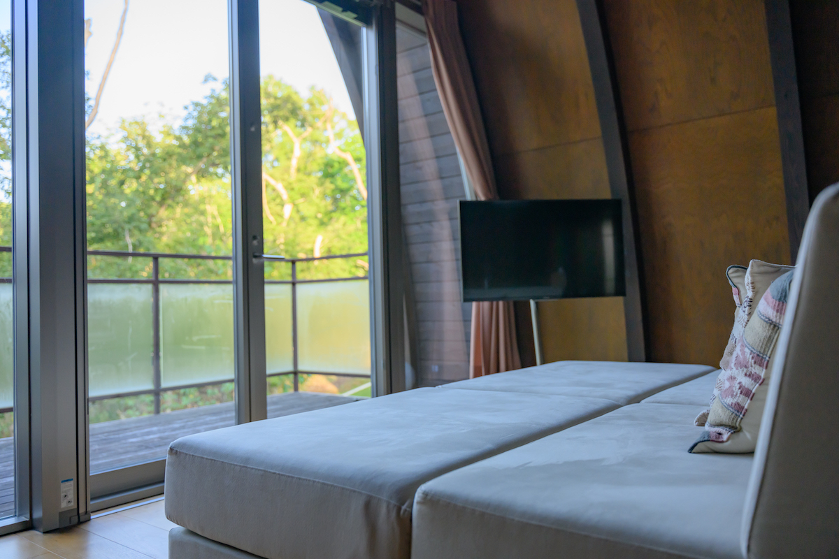 窓からは白樺やナラ、栗などの美しい木々が見られる