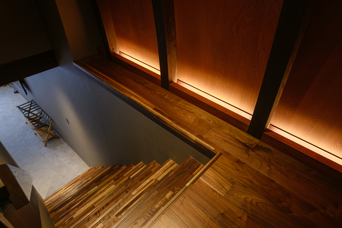 寝室へとつながる階段