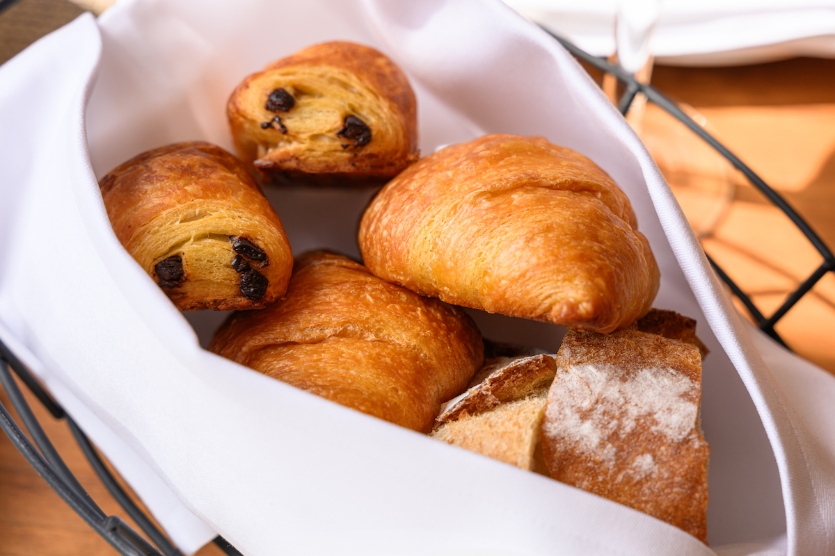 （左から）パン オ ショコラ、クロワッサン、バゲット