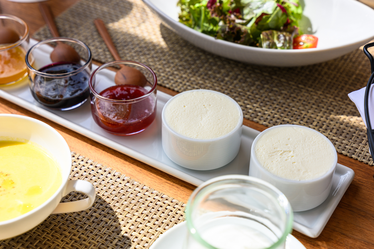 ホイップバターは自然な味わいのプレーンとお酒にも合いそうなスモークの2種類