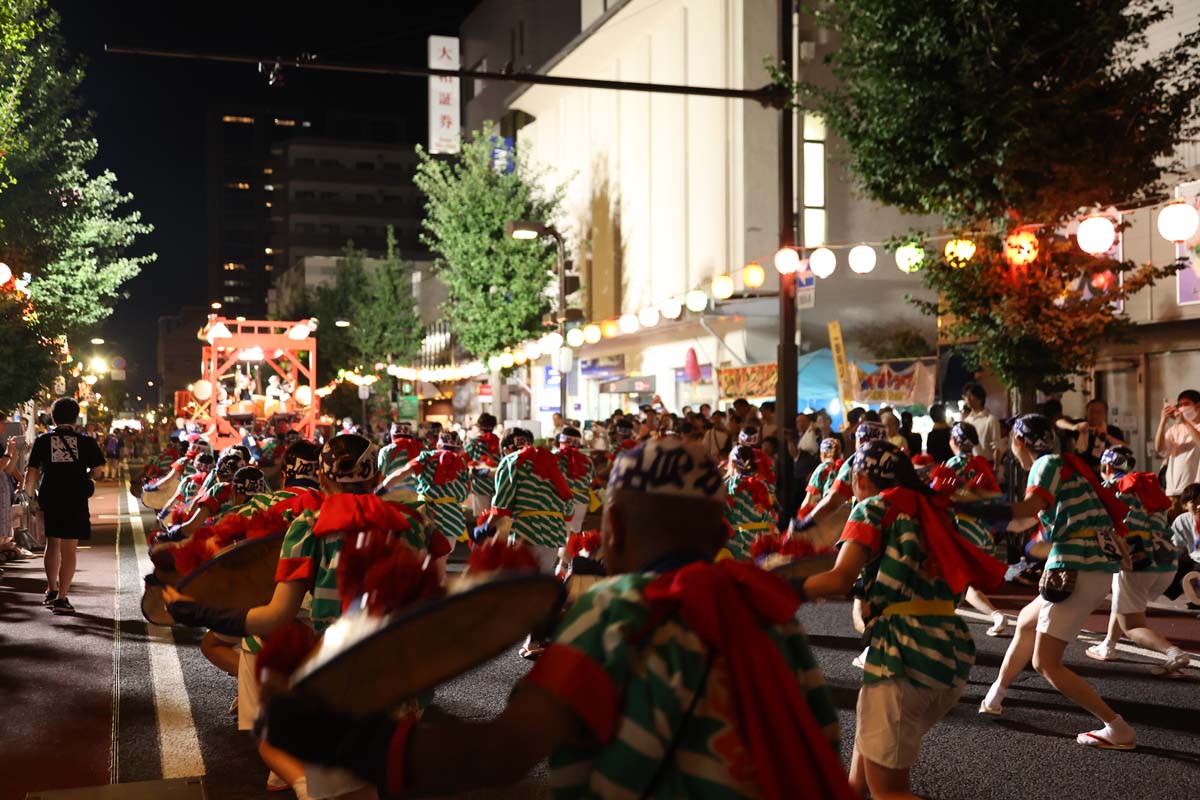 勢いのある踊りが夏の夜を彩る