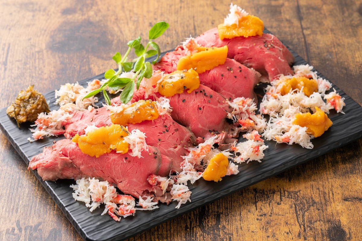 「道産牛の肉寿司〜雲丹カニまみれ〜」2000円/金獅子精肉店