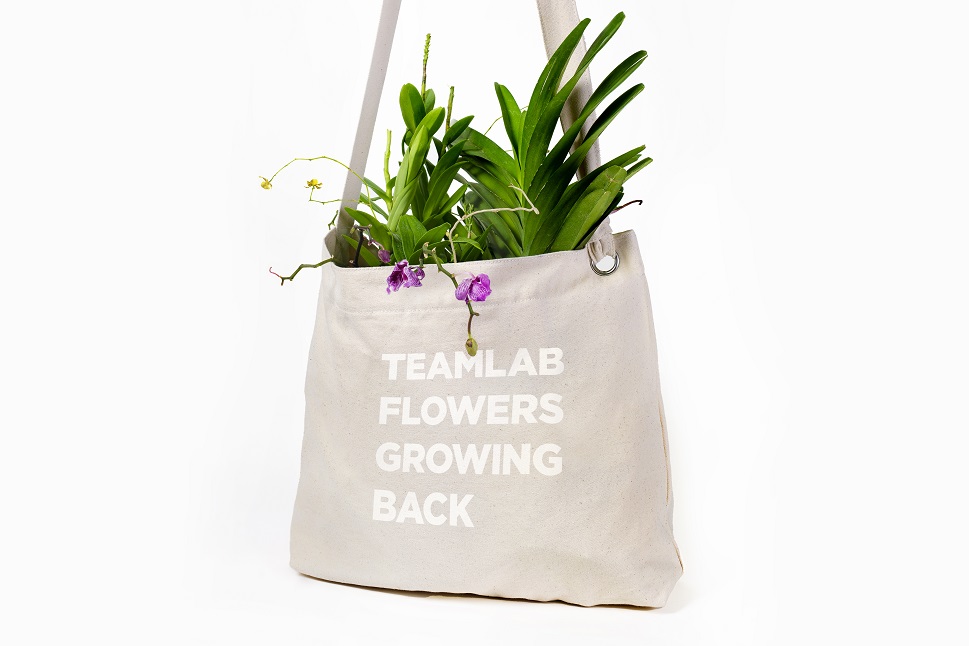 チームラボ「teamLab Flowers Growing Back Bag」©チームラボ