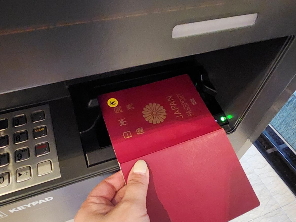 パスポートをスキャンして、