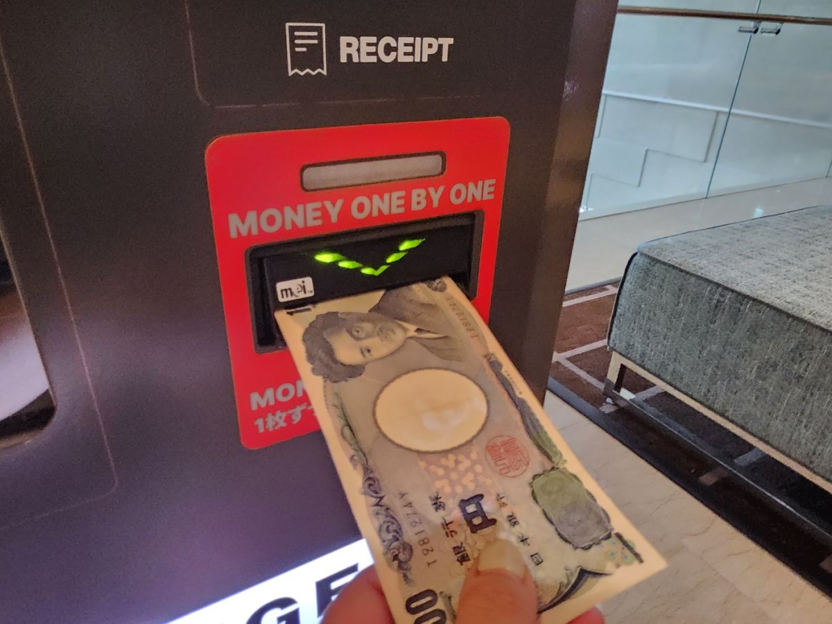 チャージする紙幣を入れます。1000円単位からチャージ可能！