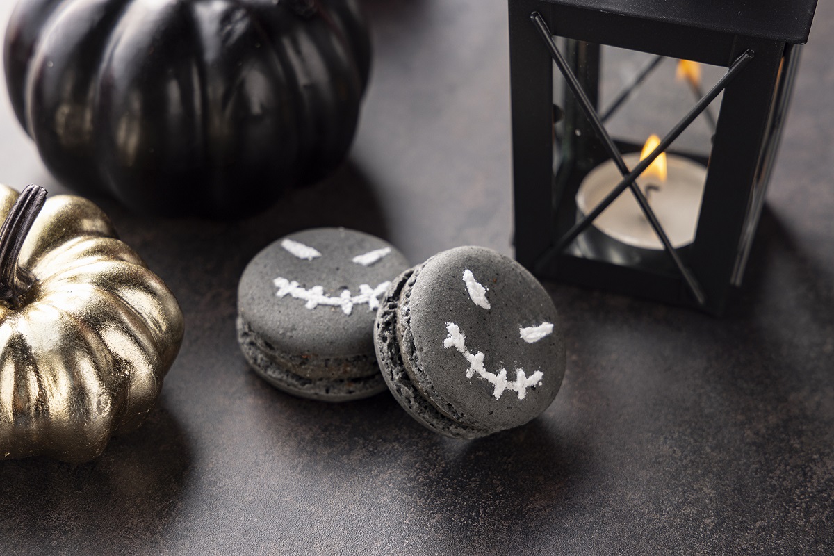 スケルトンの黒ゴママカロン