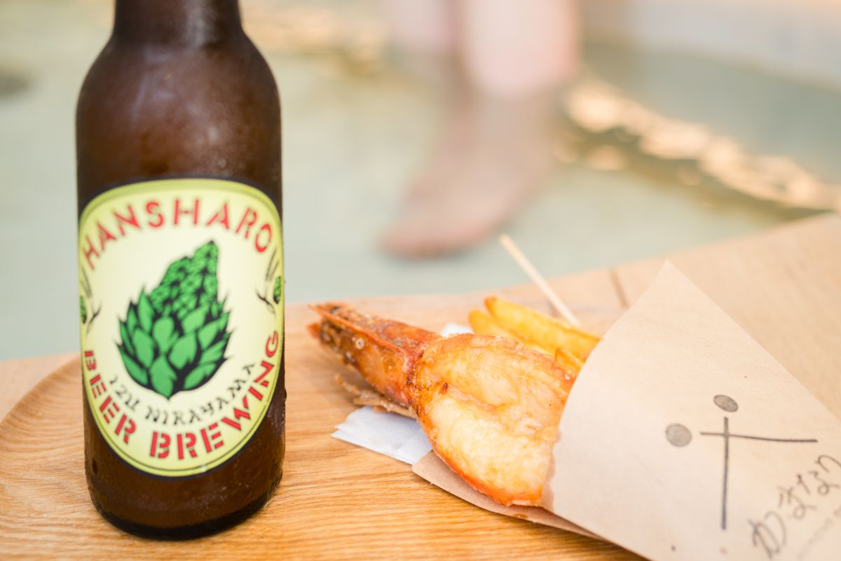 「クラフトビール」1600円～、「ひもの＆チップス（天使の海老フリット）」680円