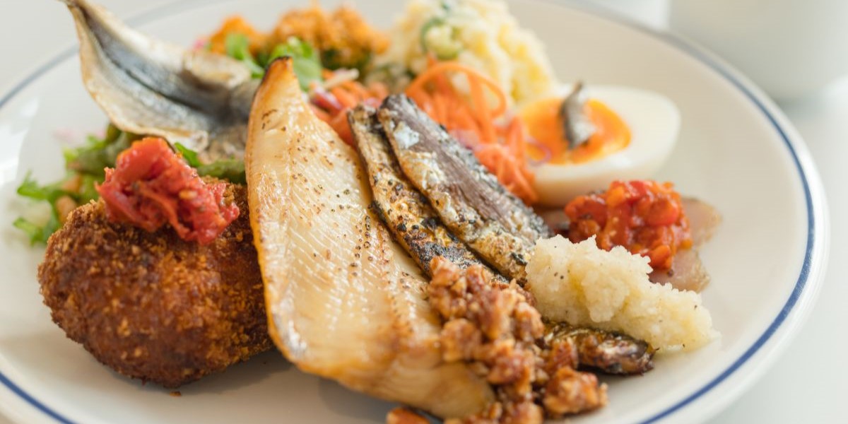 【熱海】足湯も楽しめるレストラン「Himono Dining かまなり」は老舗ひもの店「釜鶴」がプロデュース！