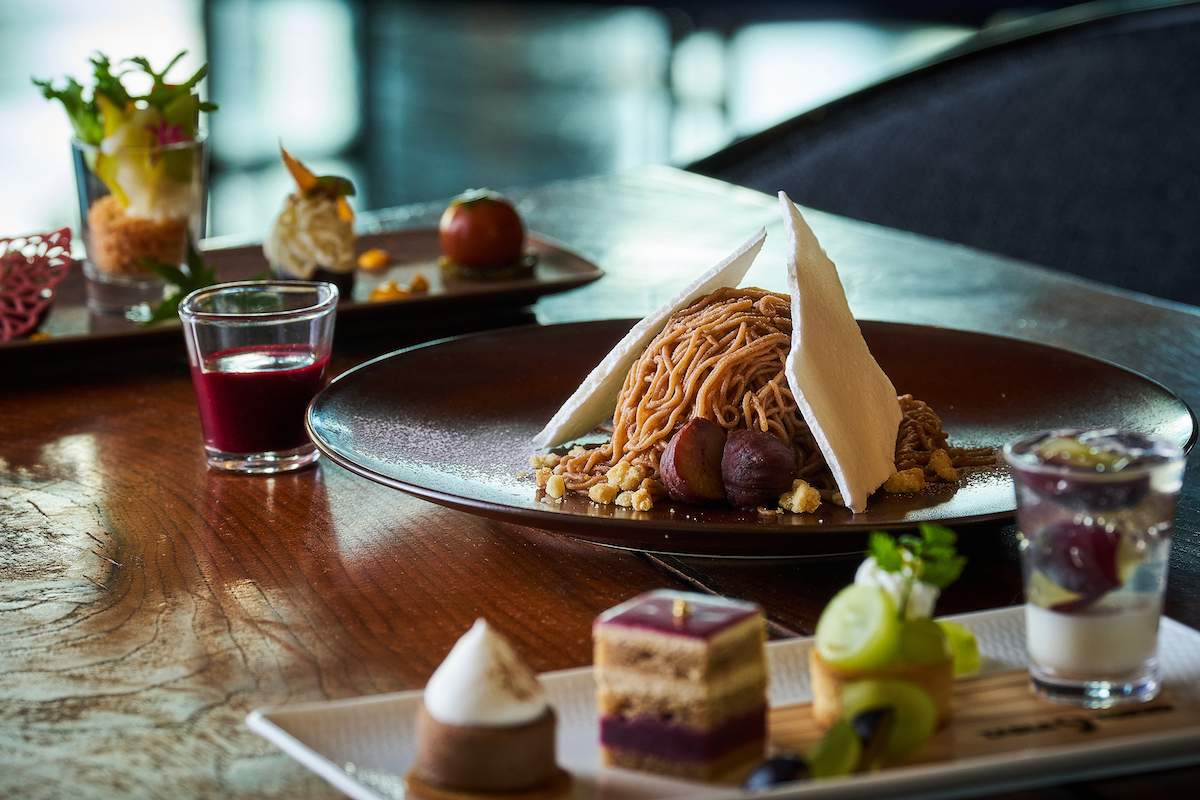 秋のアフタヌーンティースイーツコース「マロン＆葡萄」＋ドリンク約20種 6500円（税込・サービス料別）