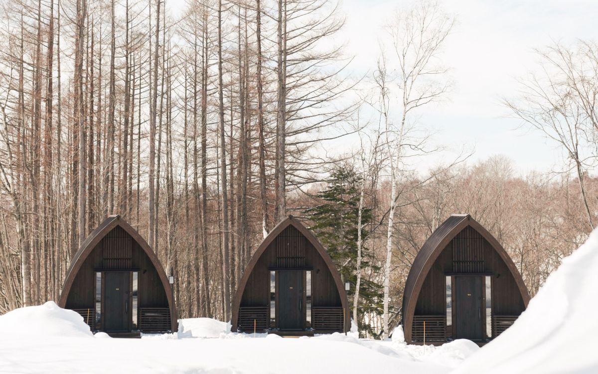 〇月になると、雪が積もり、静かで美しい村に迷い込んだよう