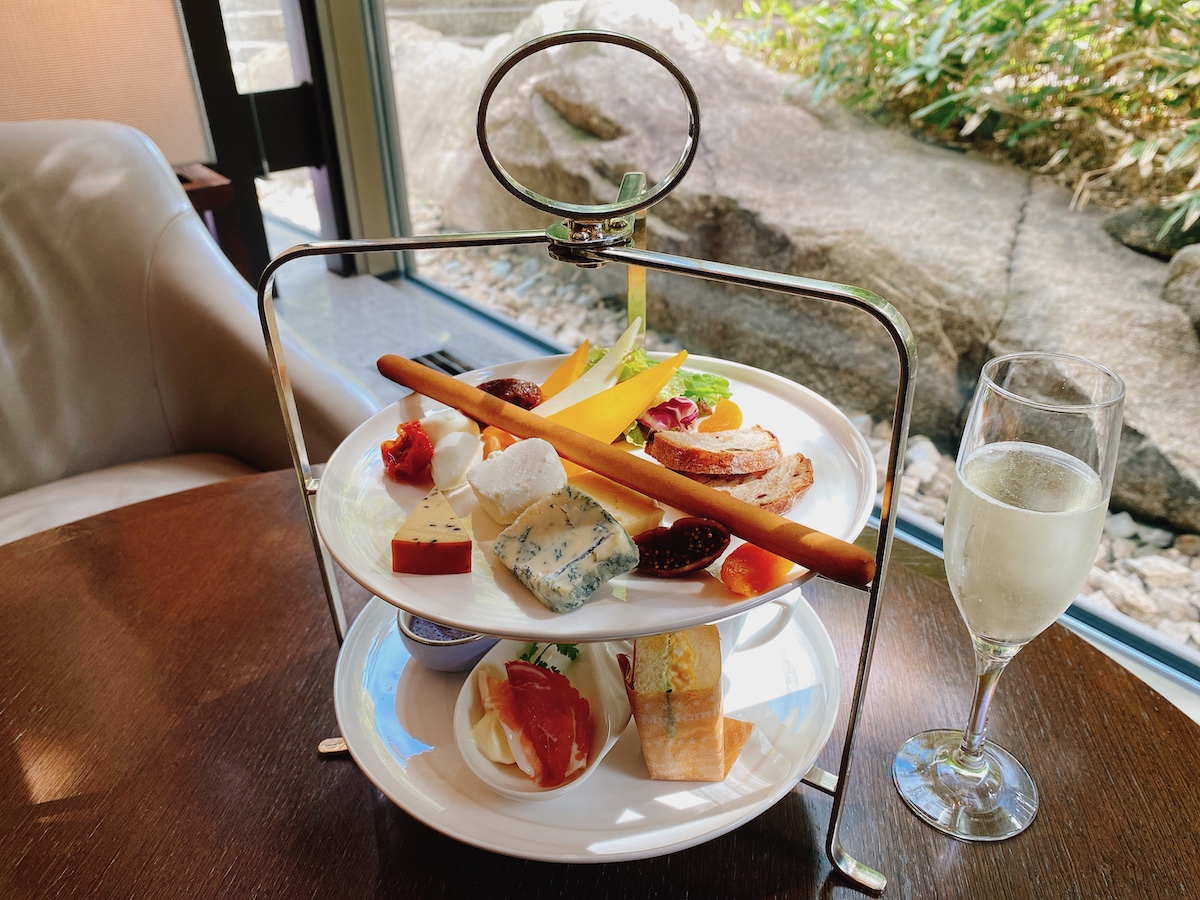 写真は上段:チーズプレート、下段:オードブル