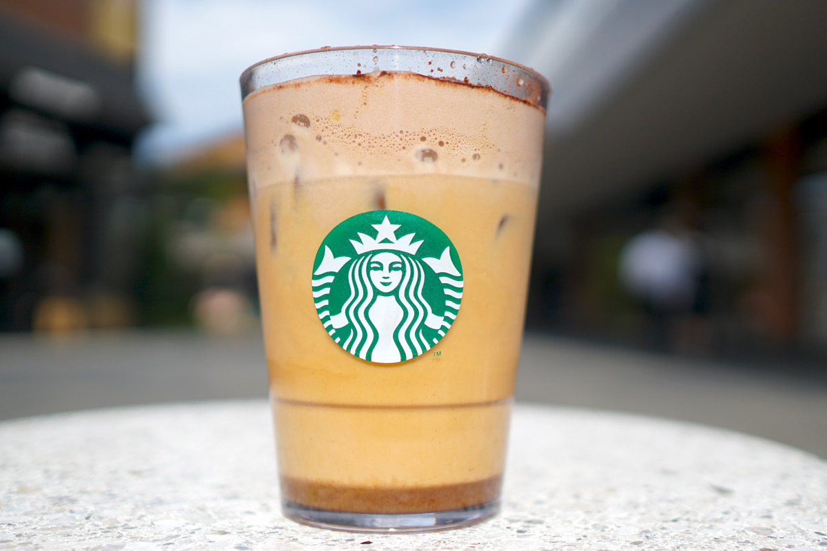 「チョコレート ムース ラテ」アイス／ホット Tallサイズのみ 579円（持ち帰り）、590円（店内利用）※カカオ分0.5%未満。※エスプレッソは「ブロンド エスプレッソ ロースト」を使用。一部店舗によっては「エスプレッソ ロースト」にて提供される場合があります。