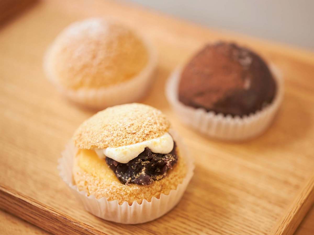 手前から時計回りに「小倉ときな粉のシュークリーム」250円、「シュークリーム」220円、「ダブルチョコシュー」260円