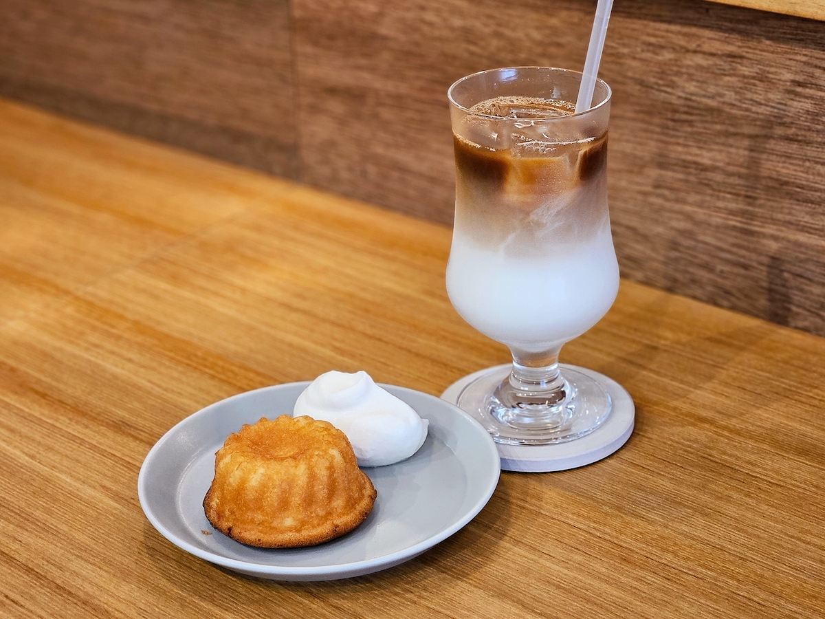 バターケーキ400円、アイスカフェオレ550円 ※セットで50円引き