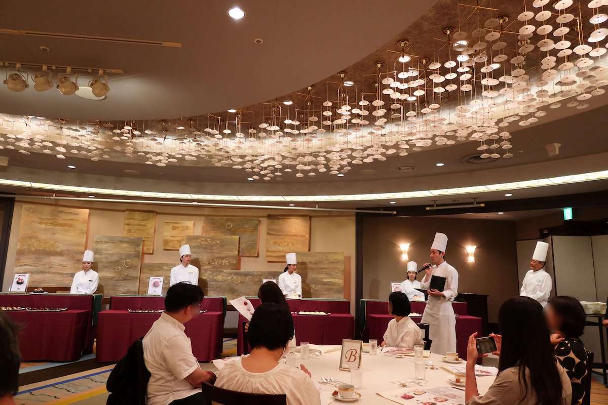 新作クリスマスケーキ発表会の風景