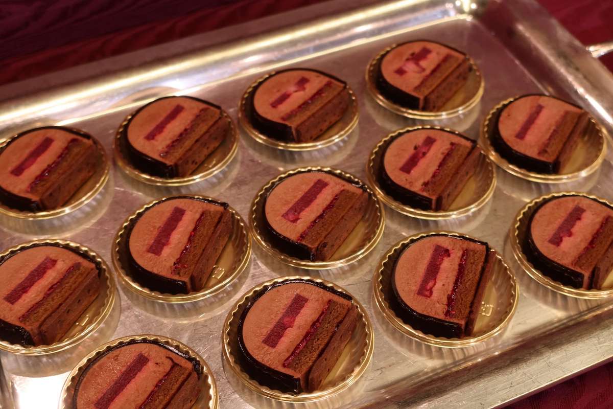 試食会の際には断面が分かるように切り分けられていた