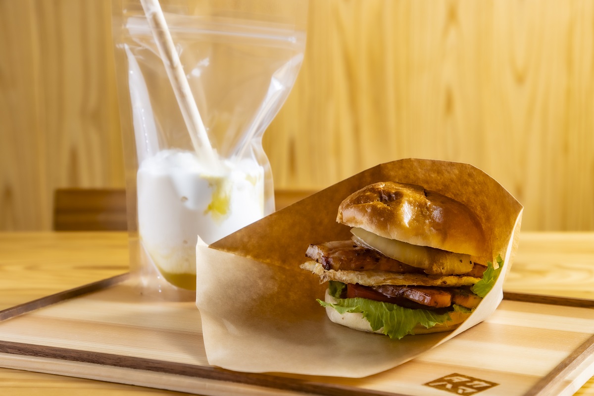 「大山ベーコンびっくりバーガー」1408円(右)、「二十世紀梨シェイク」858円(左)