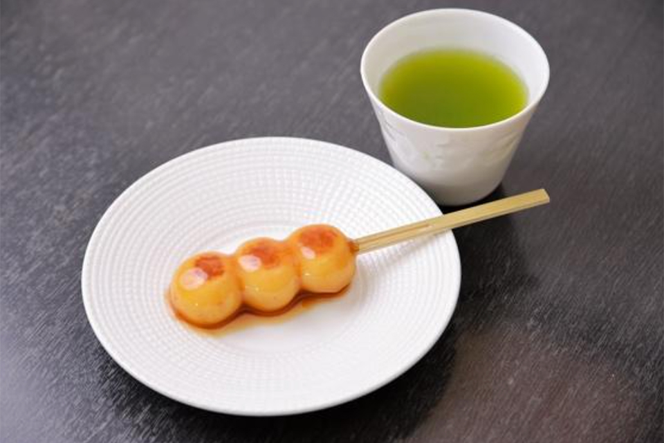 「あぶりみたらし」140円、「深蒸し茶 千両」297円