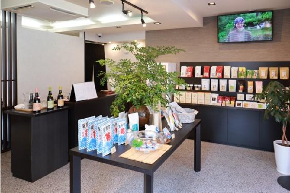 多彩な茶葉、急須や茶器が豊富に揃います