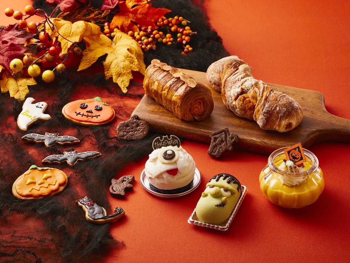 「ハロウィンスイーツ＆パン」右上から、カボチャリュスティック 453円、カボチャコロネ 367円、左下からハロウィンクッキー 810円、ハロウィンマミー、ハロウィンフランケン、カボチャプリン 各648円