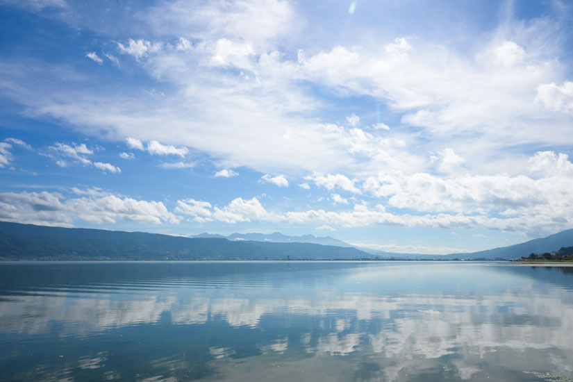 湖越しに見えるのは、八ヶ岳の雄々しい山々。県内ではめずらしい抜け感のある景色は、大きくひらけた諏訪湖畔の特権です