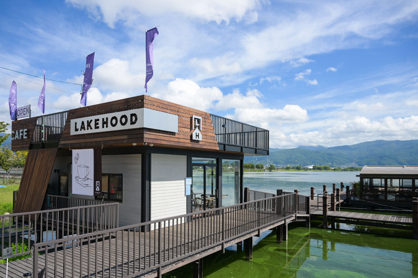 建物の2階はオープンテラス。カフェの利用者のみ上がることができます