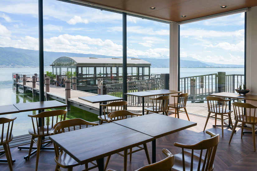 カフェ店内は、雨が降っても景色を楽しめる大きなガラス窓がポイント