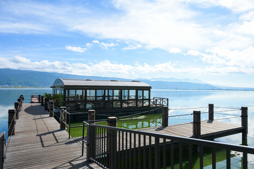 桟橋からの眺めも最高。青空や夕景と湖をバックに、とっておきの写真が撮影できそうです