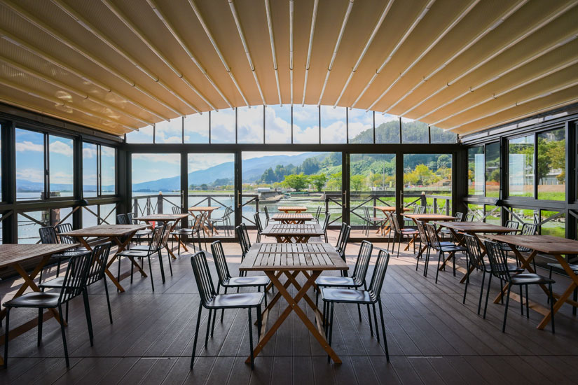 40名ほど入れるこちらの台船は、桟橋から電源を取ってスピーカーやマイクをつなぐことができる仕様になっています