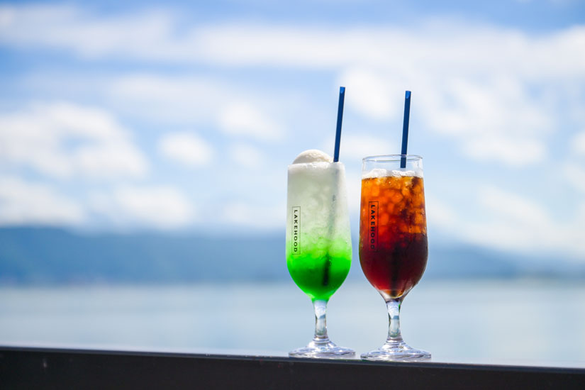 湖面をバックに透け感がお洒落なドリンクは写真映え◎クリームソーダやコーヒーは、SNSの写真を見て来店されるお客様も多いそう