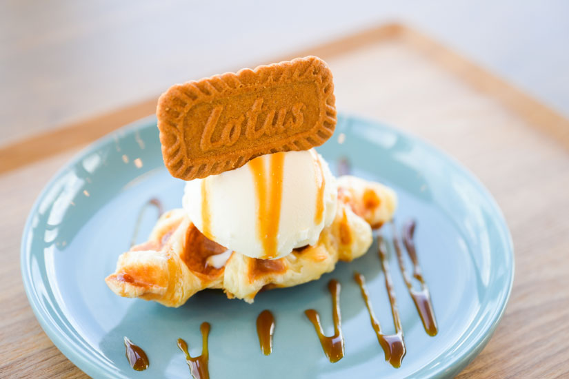 カリッと焼かれたクロッフルに、ひんやりアイスとキャラメルソースの相性が抜群！