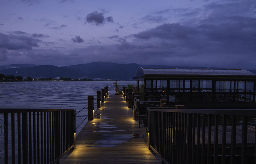 昼間とはガラリと雰囲気が変わる夜の桟橋。季節限定で楽しめる大人の時間です