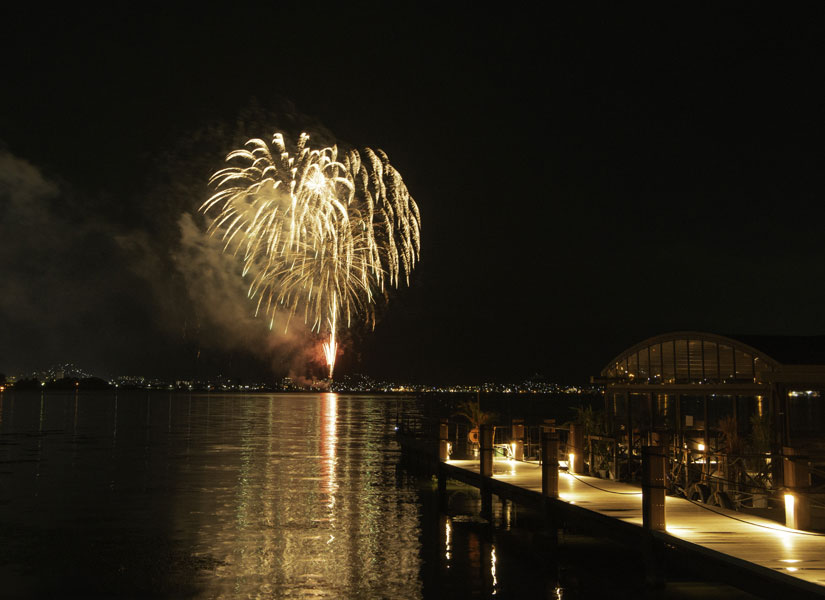 諏訪湖で花火が上がるときには、予約制で席が設けられるそう。こちらは岡谷市の花火大会の様子です