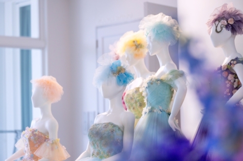 エントランスホールではたくさんのドレスがお出迎え。階段の下にも展示されているのでお見逃しなく！