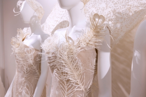 クジャクの羽をモチーフにしたドレスには越前和紙を使用