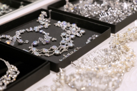 アクセサリーやティアラ、ブーケなどの小物も充実。トータルコーディネートを楽しんで