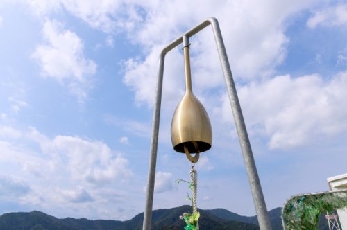 永遠の幸せを誓う「誓いの鐘」。若狭の縁結びパワースポット・レインボーライン山頂公園の「幸せの鐘」と両方鳴らすと効果倍増⁉