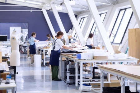 360度どこから見ても美しいシルエットを追求した桂由美。そのこだわりに応えてきた職人の技術力に感激！