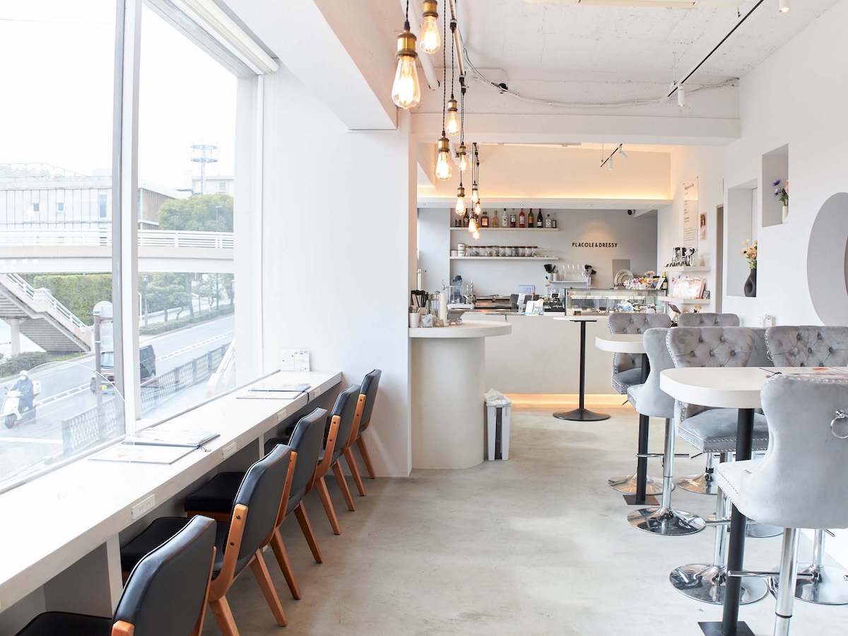 カウンター席は全席コンセント完備