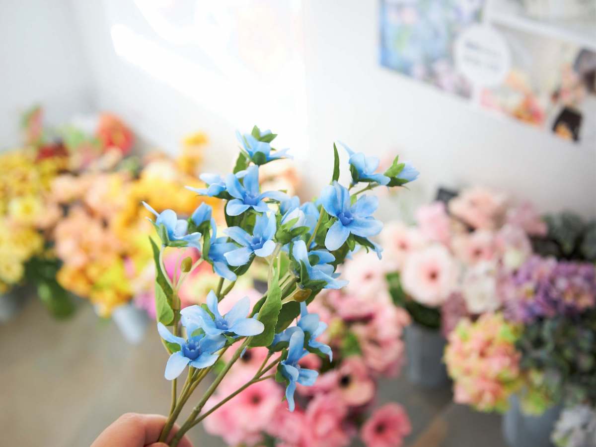 アーティフィシャルフラワーは贈り物にも最適  ※価格の目安は1本500円など