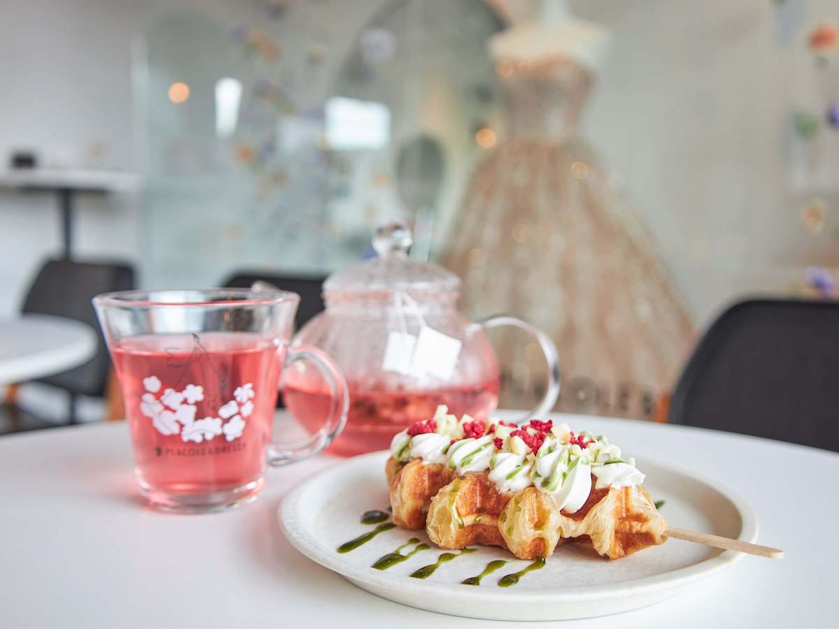 ウェディングドレスを背景にパチリ♪写真はオリジナルハーブティー「Doll」と「抹茶ホワイトチョコレートクロッフル」