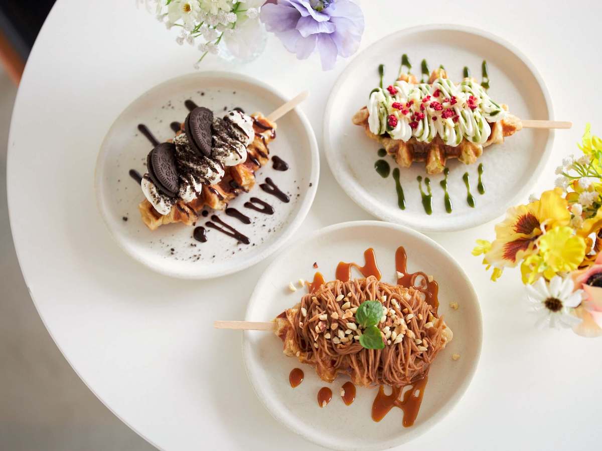 手前から時計回りに「キャラメルモンブランクロッフル」「クッキー&クリームクロッフル」、「抹茶ホワイトチョコレートクロッフル」Mサイズ  各649円