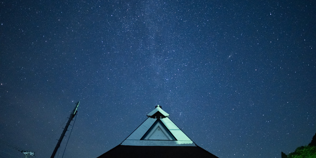 満天の星が輝く里で茅葺屋根の宿にステイ。壮大な伊吹山を眺めながらそばや薬草湯でゆるりと過ごす【そよも（滋賀県 米原市）】