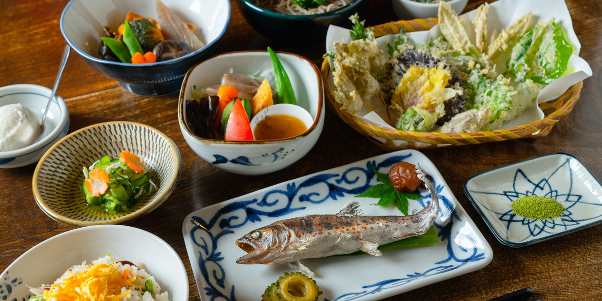 美しい棚田の里山で摘み草料理や宇和海の鯛飯に舌鼓。歴史風情漂う芝居小屋の見学や手漉き和紙の体験も【石畳の宿（愛媛県 内子町）】