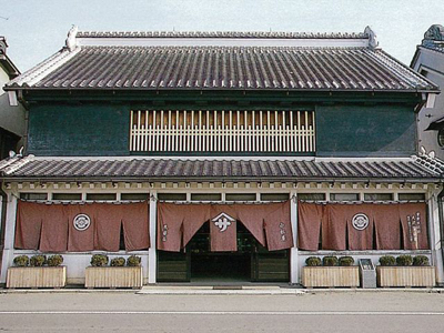 「2階の土格子が珍しい蔵造り建築