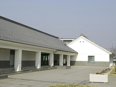 蔵造りを模した落ち着いた外観