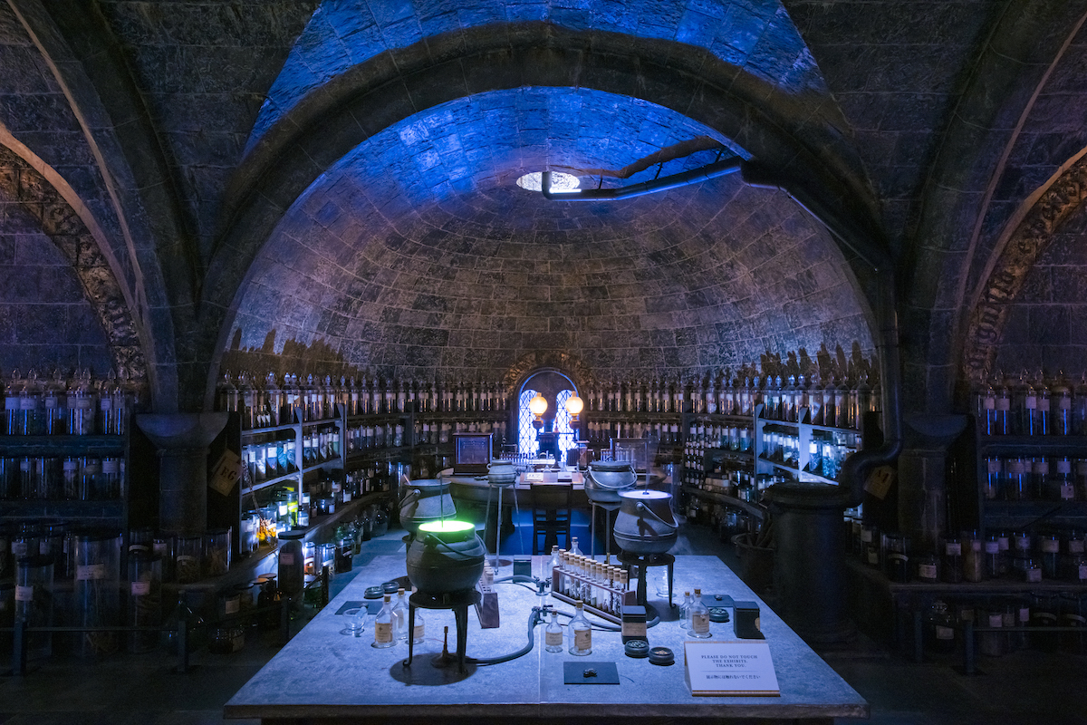 「魔法薬学の教室」 ‘Wizarding World’ and all related names, characters and indicia are trademarks of and © Warner Bros.Entertainment Inc. – Wizarding World publishing rights © J.K. Rowling.