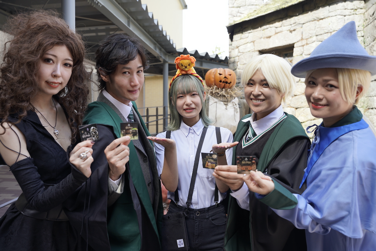 （写真中央）頭にカチューシャをつけたインタラクターが目印