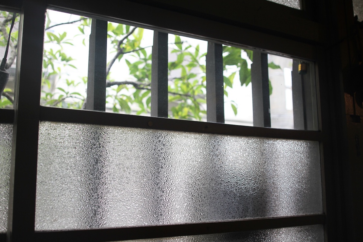 おしゃれでいて、外からの視線を遮る機能性も併せもつ「ダイヤガラス」